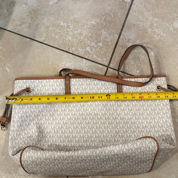 ๐ Michael Kors comes w gift ๐ Signature cream tan colors big bag pocketbook - Picture 8 of 10